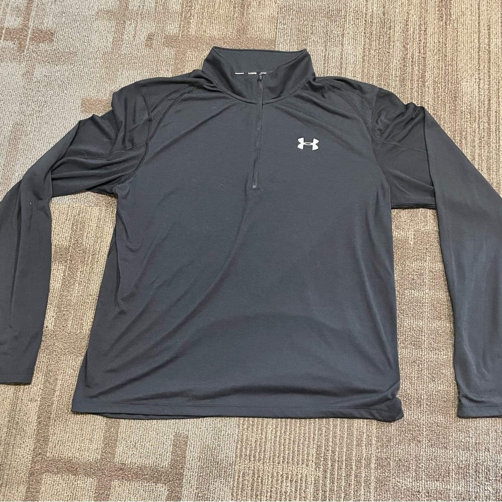 Under Armour Heatgear moisture wicking fabric running shirt with thumb holes